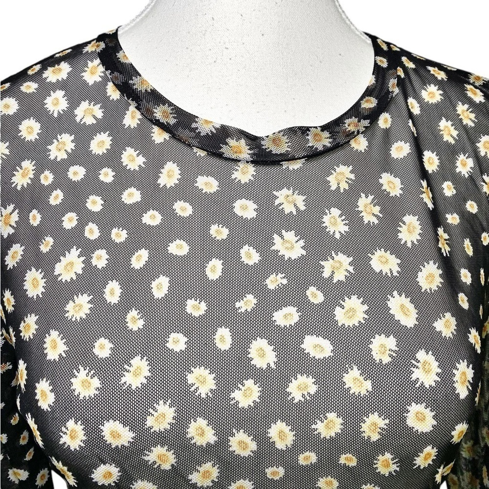 Gaze Knit Mesh Daisy Long Sleeve Crop Top - Picture 4 of 12